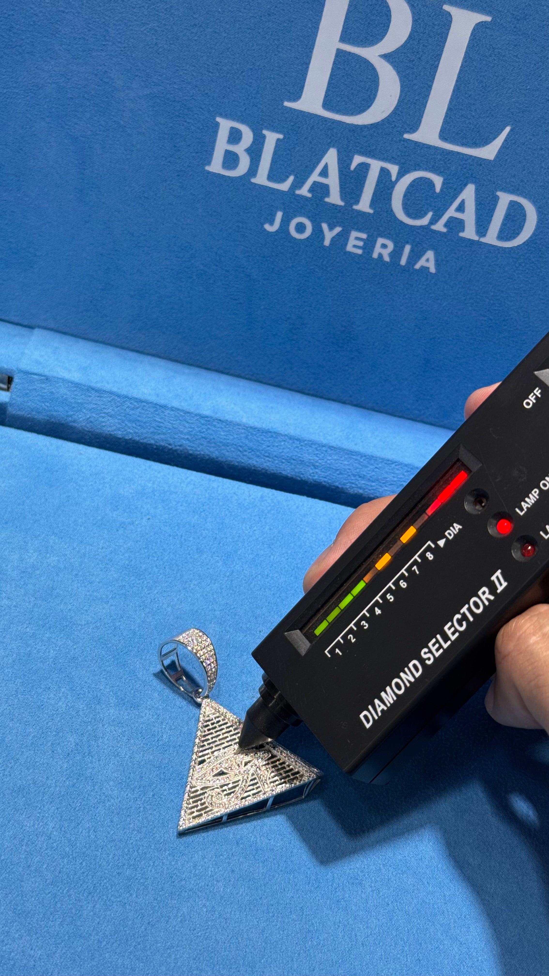 Dije Triáng Moissanita Plata.925