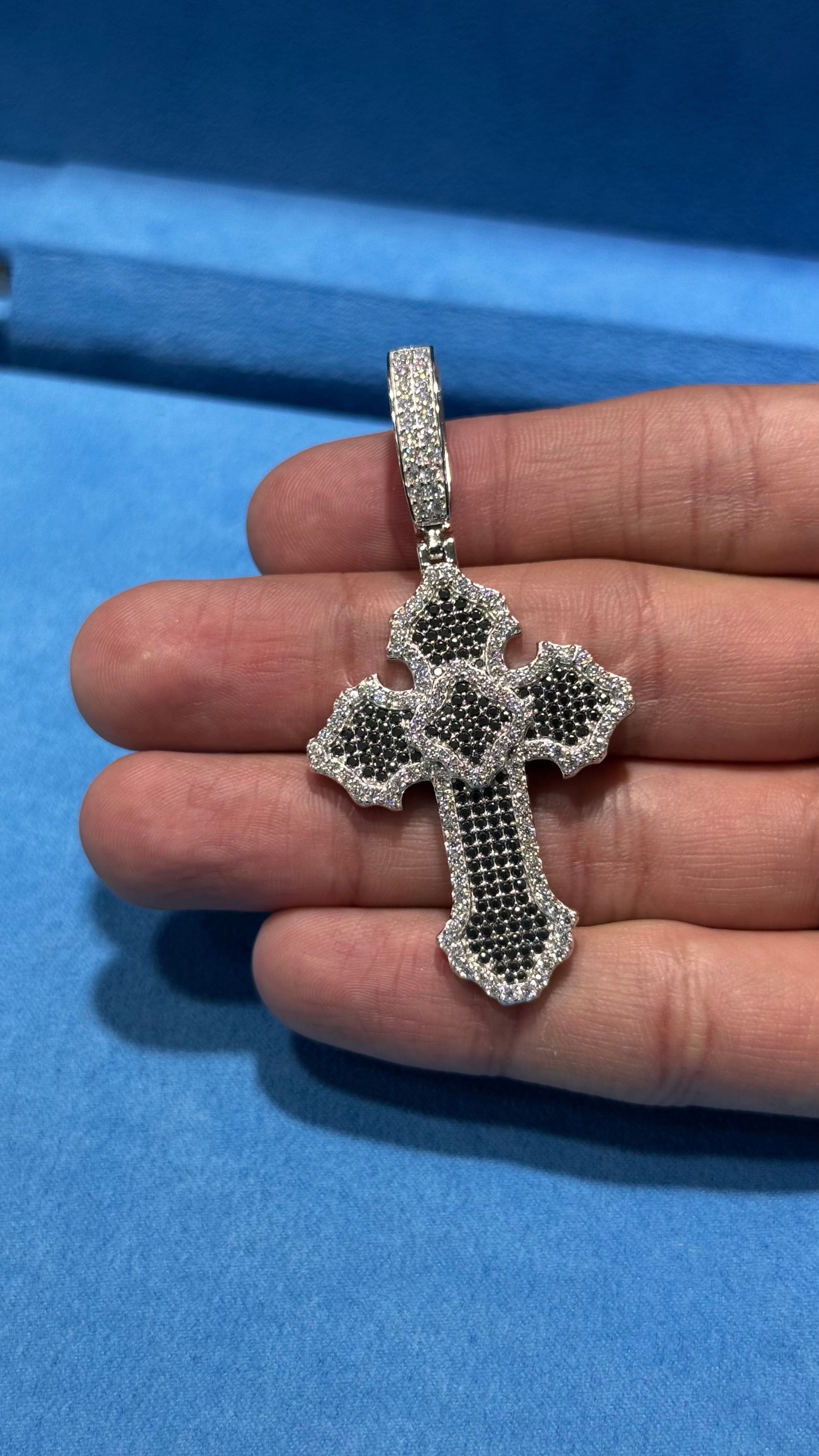 Dije Cruz Black Moissanita Plata.925