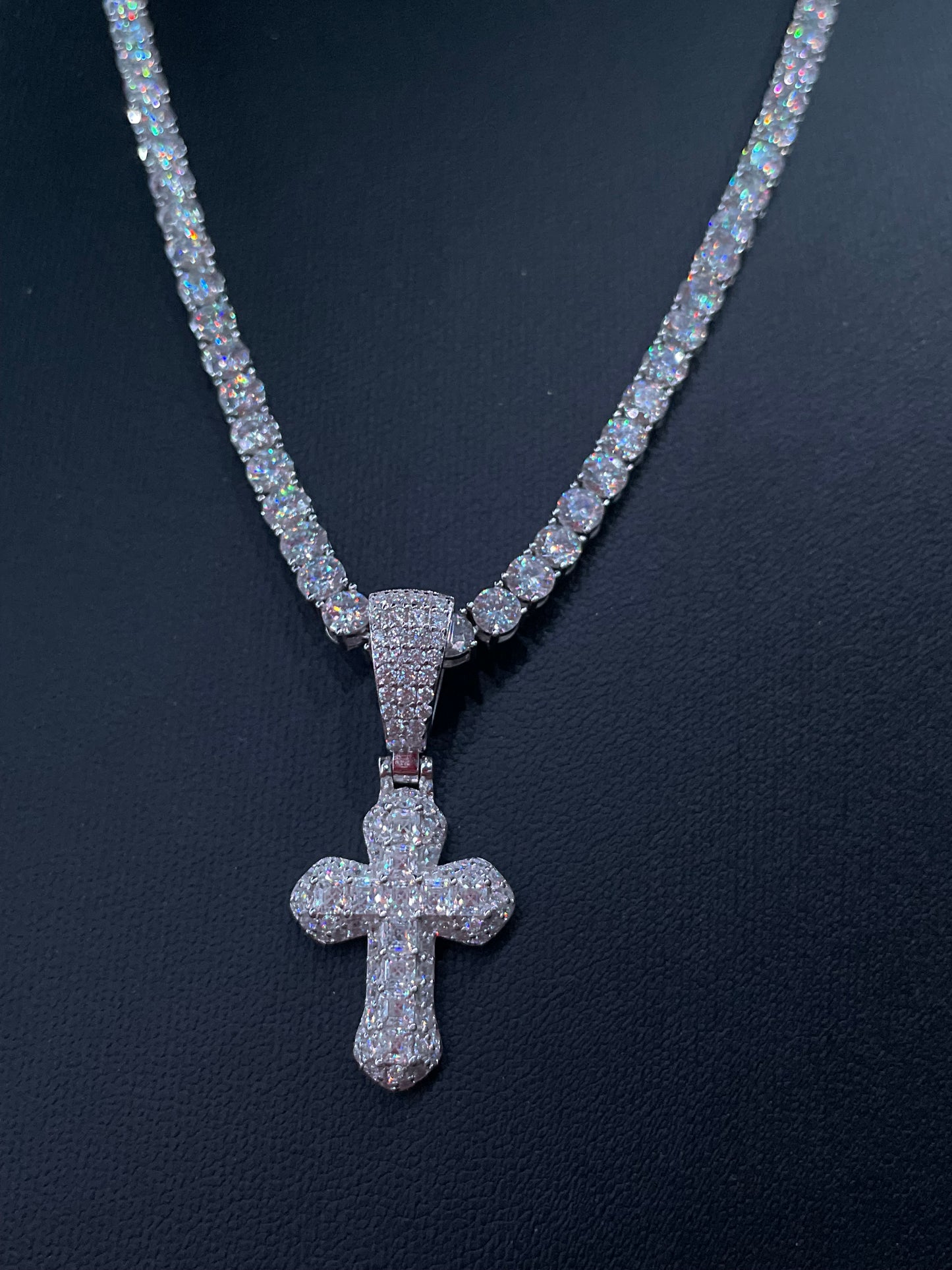 Dije de Cruz Moissanite