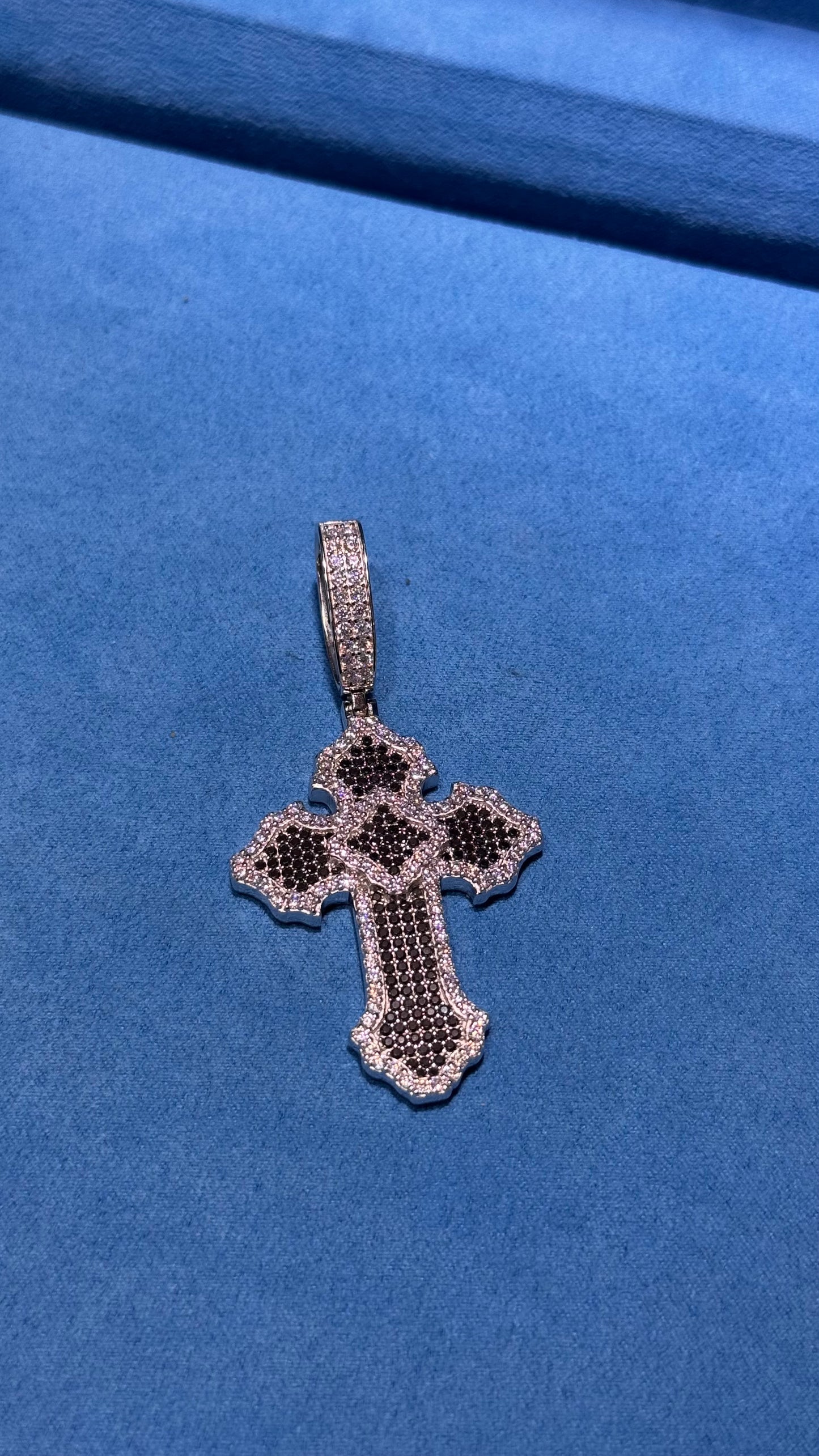 Dije Cruz Black Moissanita Plata.925