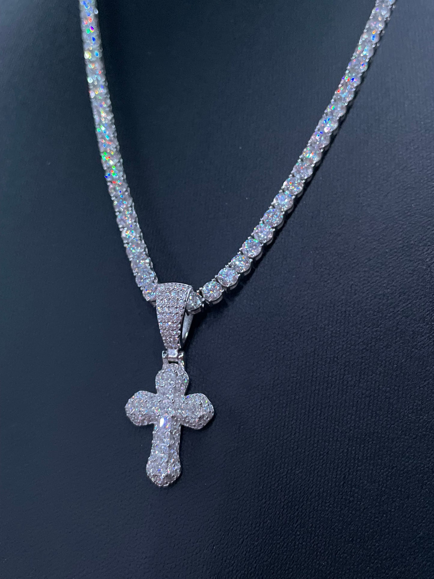 Dije de Cruz Moissanite